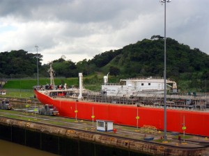 una nave cargo mentre attraversa il canale di Panama
